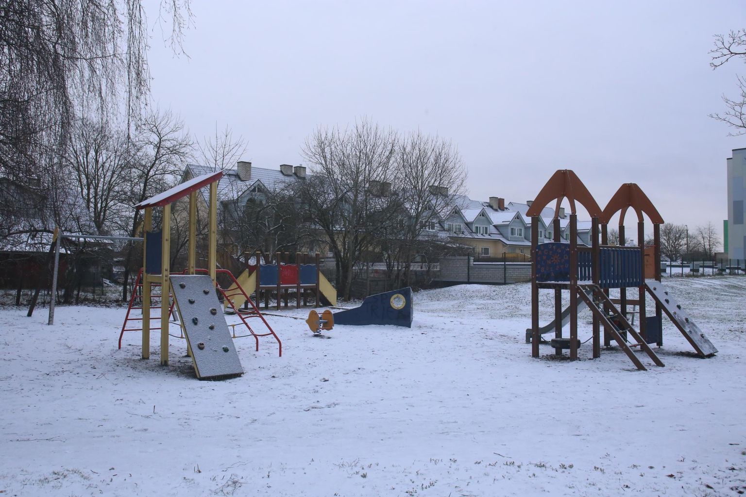 Praeguseks on lumi katnud Seminari tänava mänguväljaku, sulaga muutub see väga poriseks.