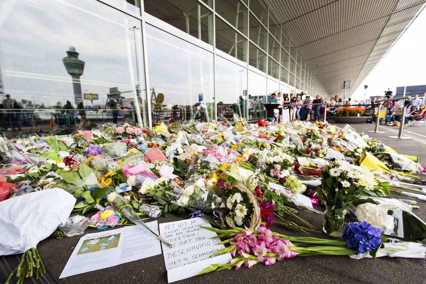 Neljapäeval Ukraina kohal ilmselt alla lastud lennuk alustas oma teekonda Amsterdami Schipholi lennujaamast, kuhu on nüüdseks toodud lugematu hulk lilli, küünlaid ja kaastundeavaldusi.