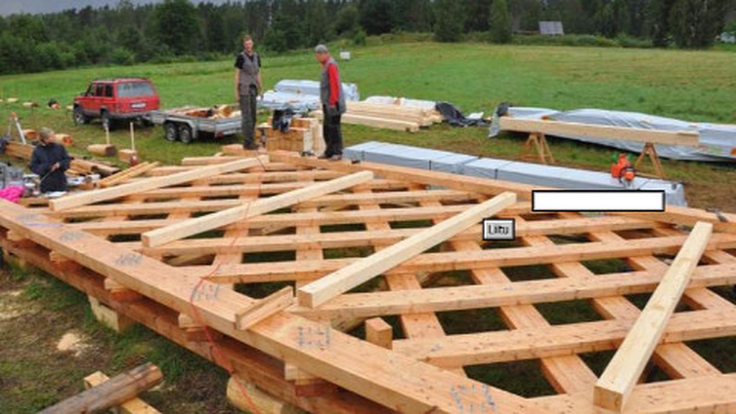 Eestis ennenägematut katusega puitsilda aitavad ehitada vabatahtlikud puusepad Eestist, USAst, Inglismaalt ja Prantsusmaalt.