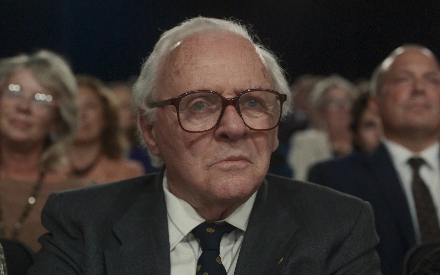 Anthony Hopkins kehastab filmis «Üks elu» Nicholas Wintonit – meest, kes noorena Teise maailmasõja päevil päästis Tšehhist ligi 700 surmasuus last.
