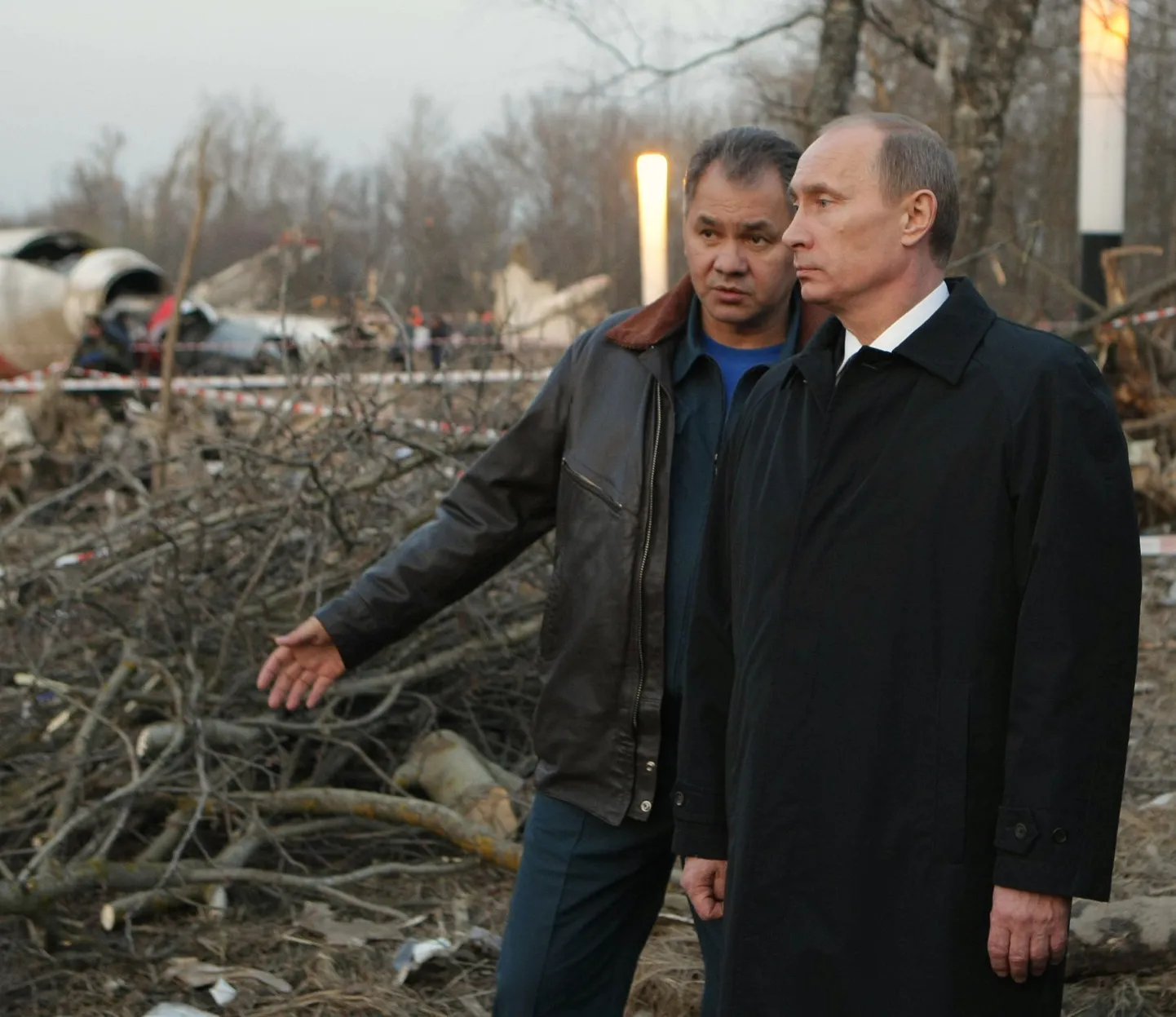 Глава МЧС России Сергей Шойгу и премьер Владимир Путин на месте аварии.