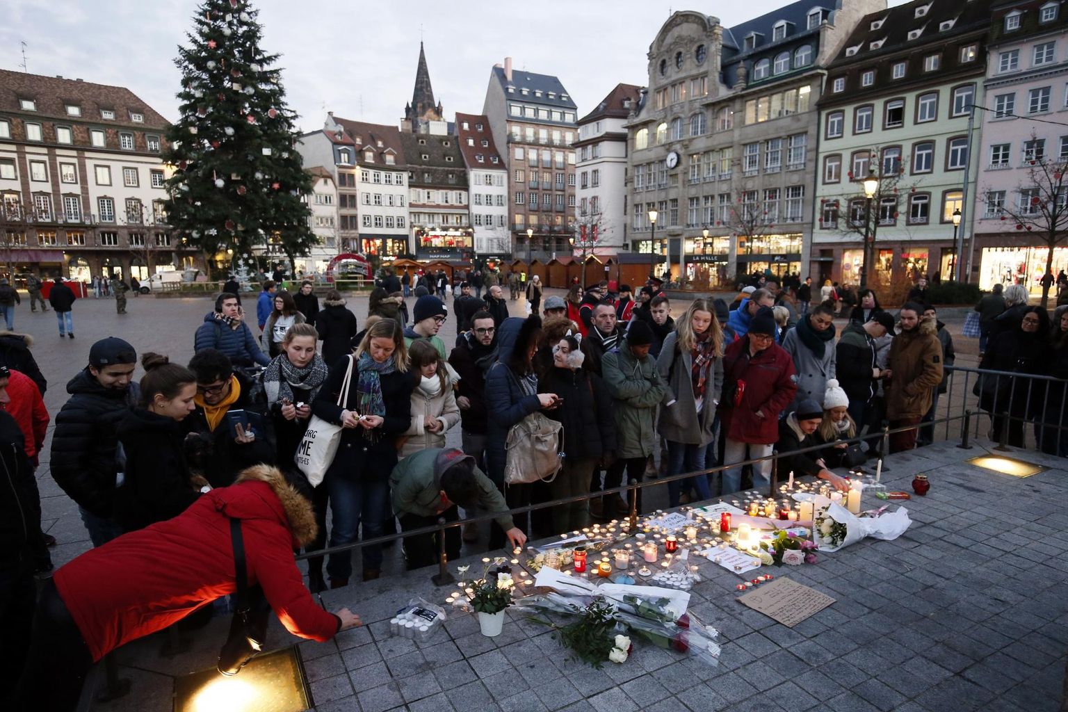 Küünlad ja hüvastijätukirjad eile Strasbourgi jõuluturu juures.