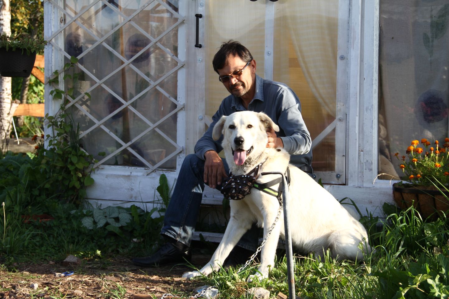 Vjatšeslav ja tema koer Lord Sillamäe ligidal asuvas suvilas.