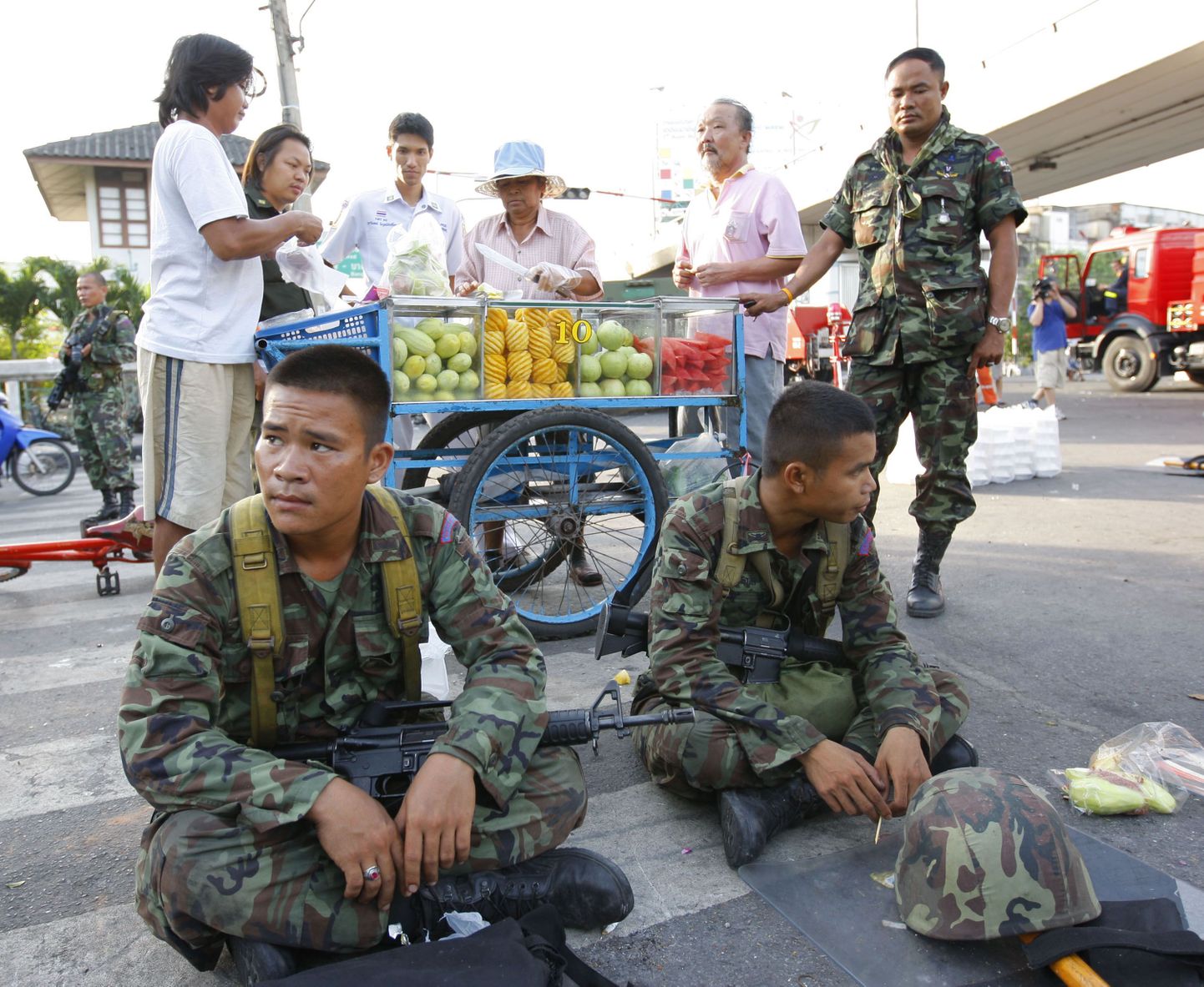 Tai sõdurid täna Bangkoki kesklinnas puhkehetkel.