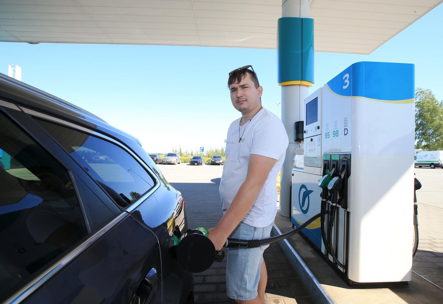 Янек Кирсс заправил полный бак топливом на заправочной станции Terminal Oil в Раади в пятницу. В то же время он стал лучше продумывать свои поездки.