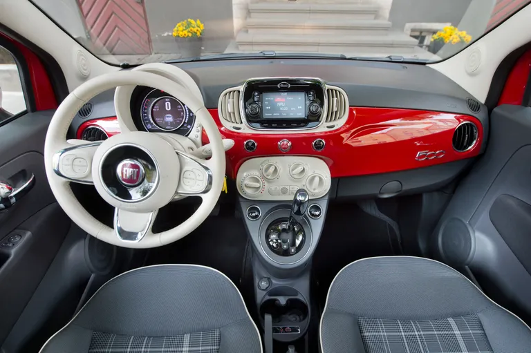 Fiat 500 suure võruga rool tundub auto kohta isegi liiga suur.