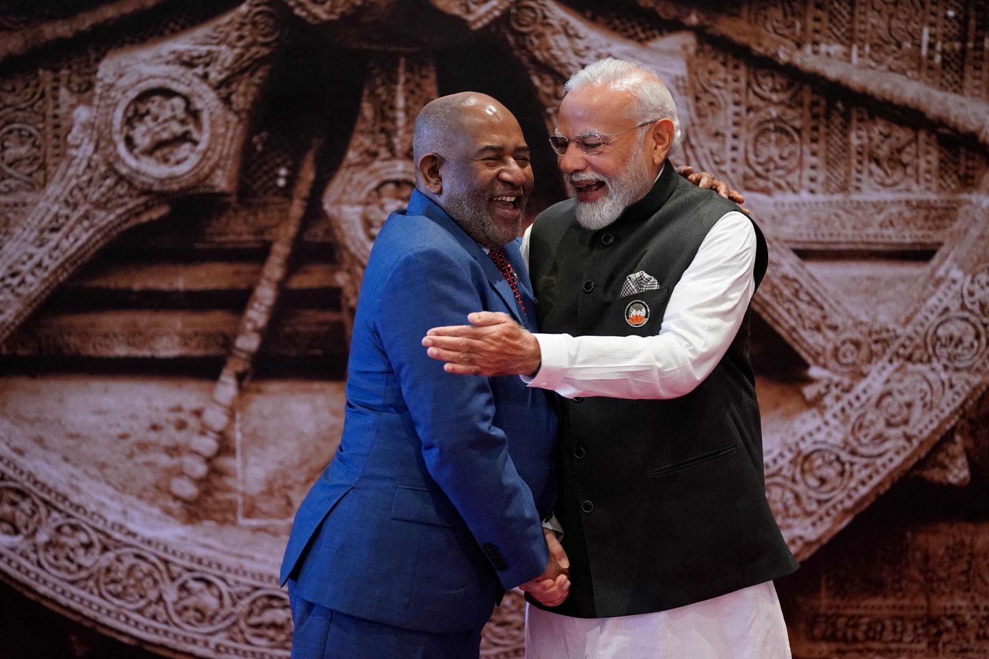 India peaminister Narendra Modi tervitamas Aafrika Liidu eesistujat ja Komooride presidenti Azali Assoumanit G20 liidrite tippkohtumisel.