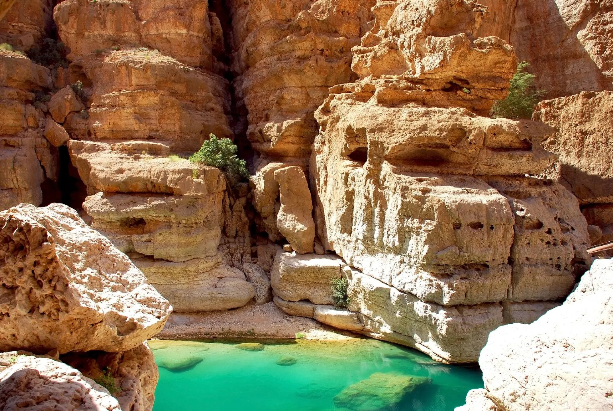 Kuulus seikleijate paradiis – järsud kaljud, sügavad kuristikud ja seal põhjas maalilised järvekesed. Wadi Shab, Oman, Asia FOTO: