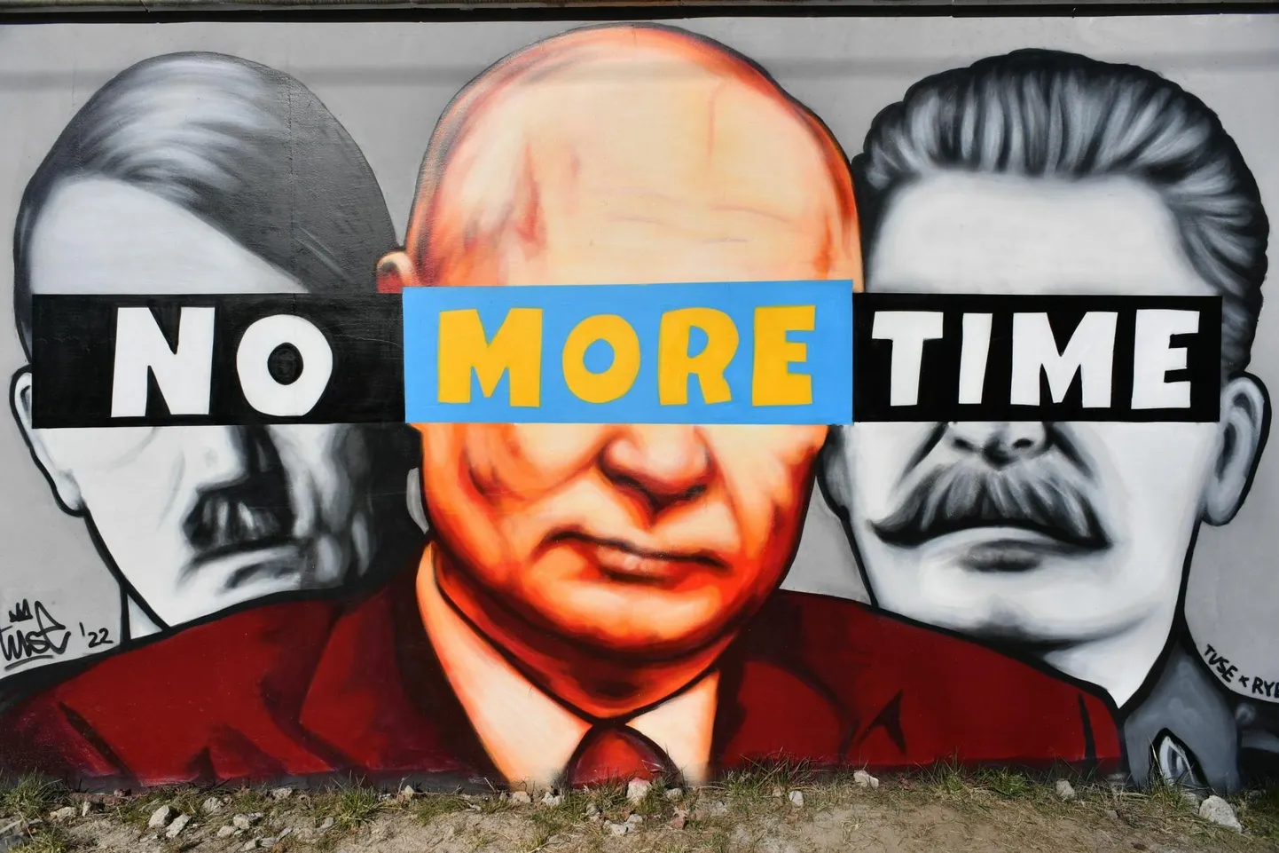 Hitlerit, Vladimir Putinit ja Stalinit kujutav tänavamaaling Poolas Gdańskis. Kahte neist käsitleb oma viimases raamatus ka Ian Kershaw.
