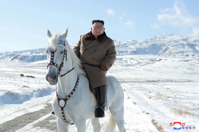 Kim Jong-un ratsutamas oktoobris lumisel Paektu mäel.