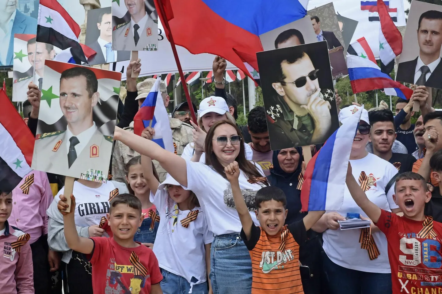 Venemaa ja Bashar al-Assadi toetajad Süürias Aleppos 9. mail nn surematu polgu marsil.