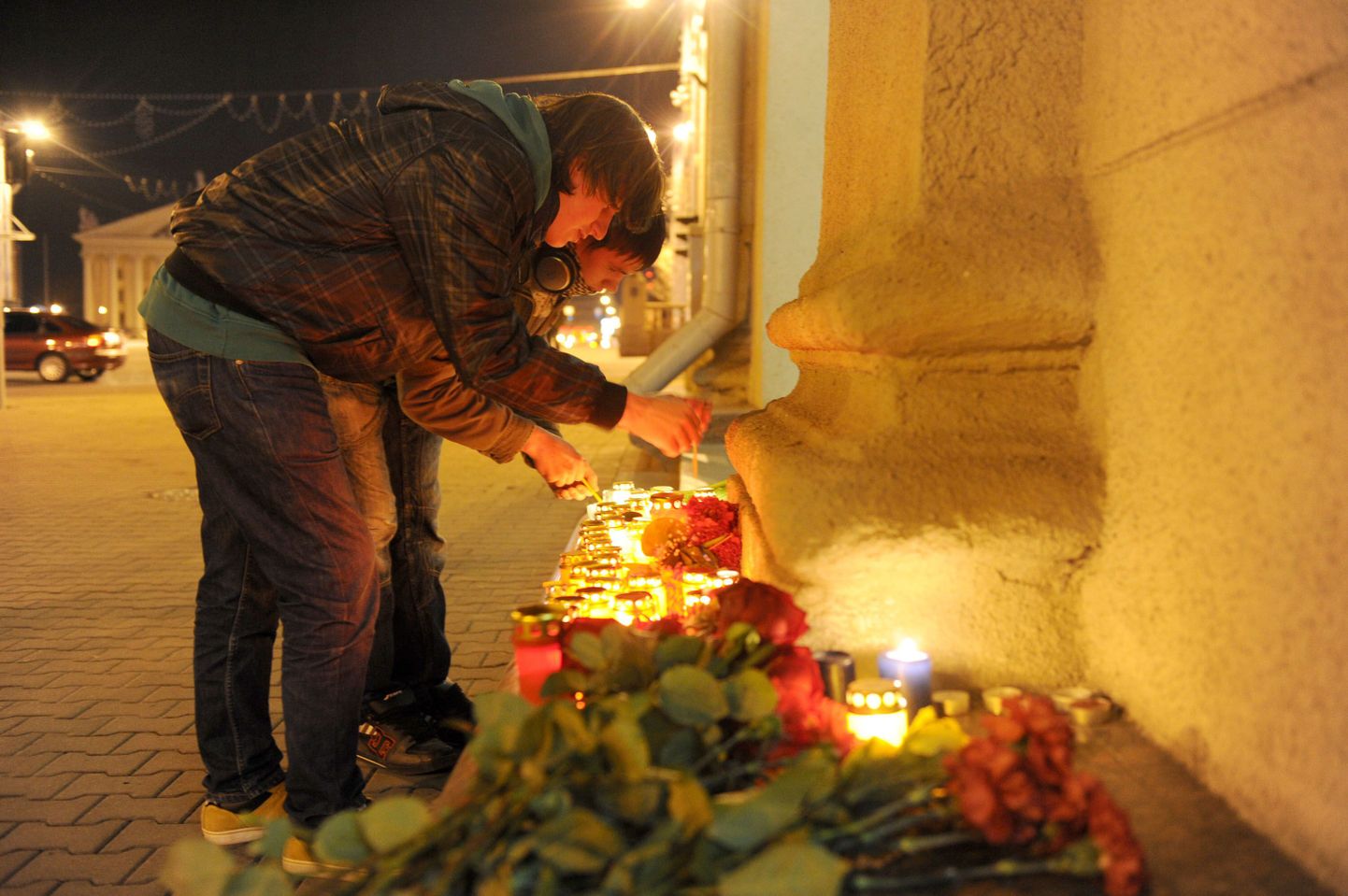 Цветы и свечи в память жертв теракта.