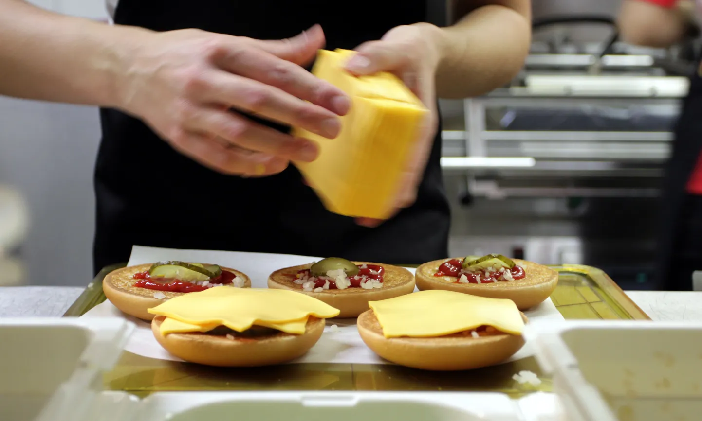 McDonald'si restorani köögis valmivad juustuburgerid.