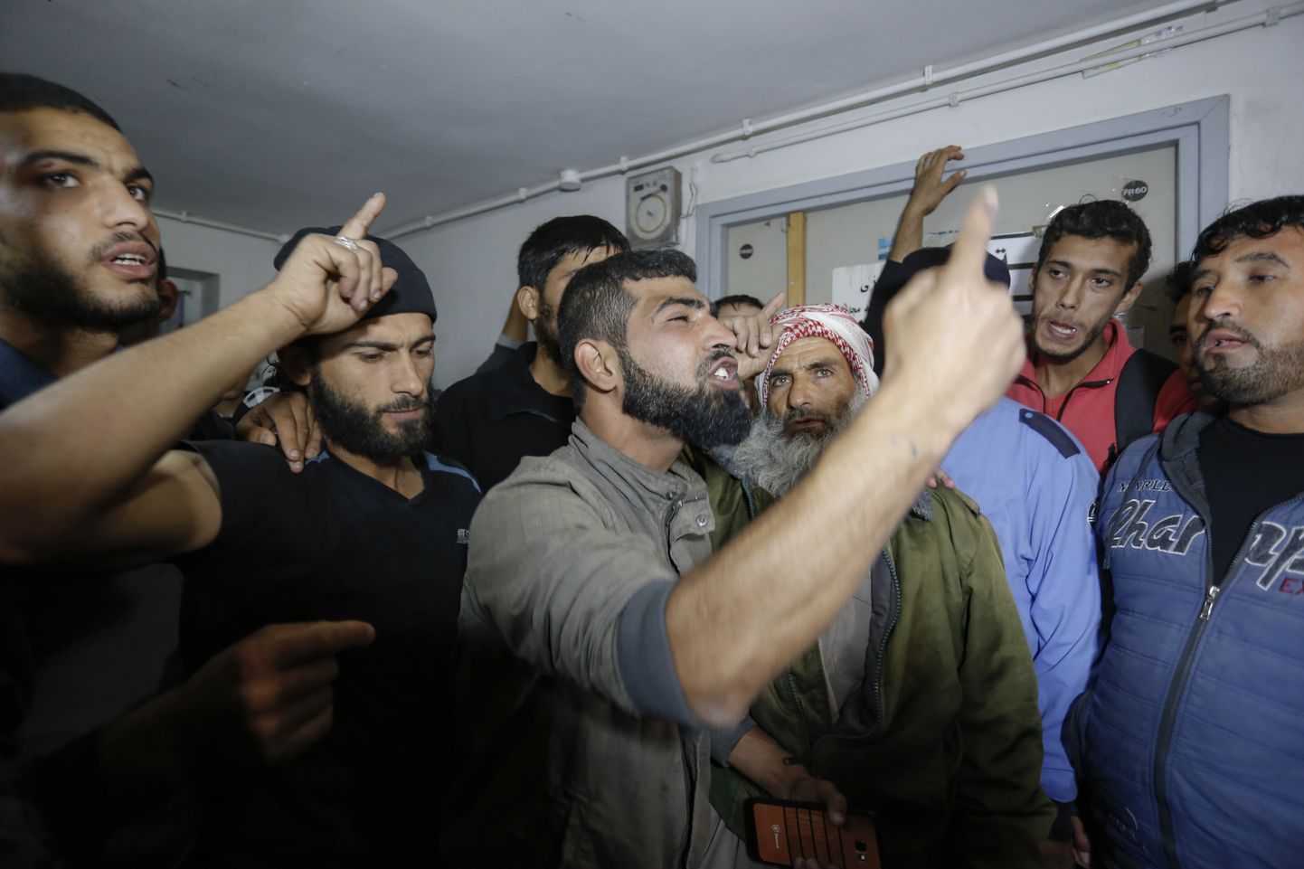 Gaza piiril surma saanud nooruki lähedased haiglas.
