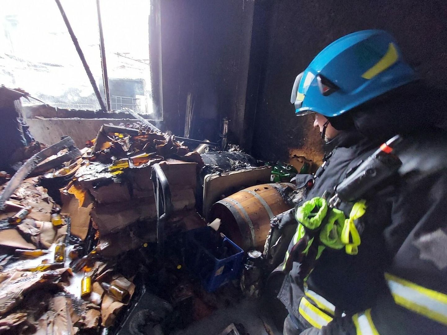Päästetöötaja silmitses pärast põlengu kustutamist pruulikoja ruumes tulekahju hävitustöö tagajärgi. Keskel on üks tammevaatidest, milles laagerdunud kesvamärg sai tugevalt suitsuse doosi.