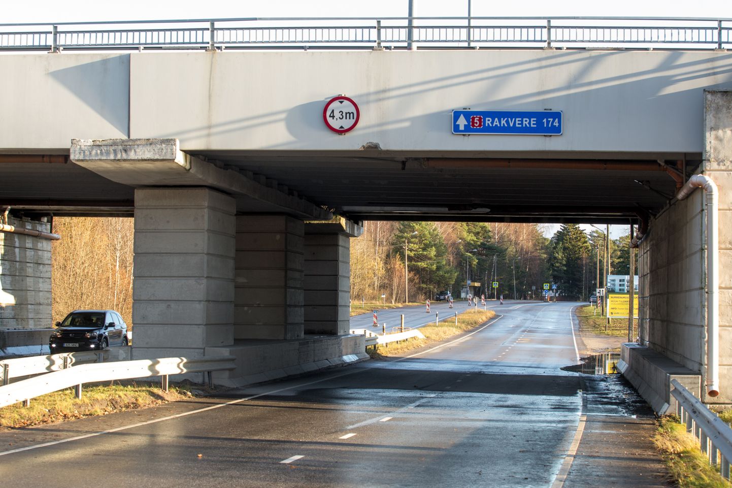Papiniidu maanteesild sai kahjustada 13. novembri hommikul, kui Pärnu–Rakvere maanteel silla alt läbi sõitnud treilerveok lõhkus selle talad.