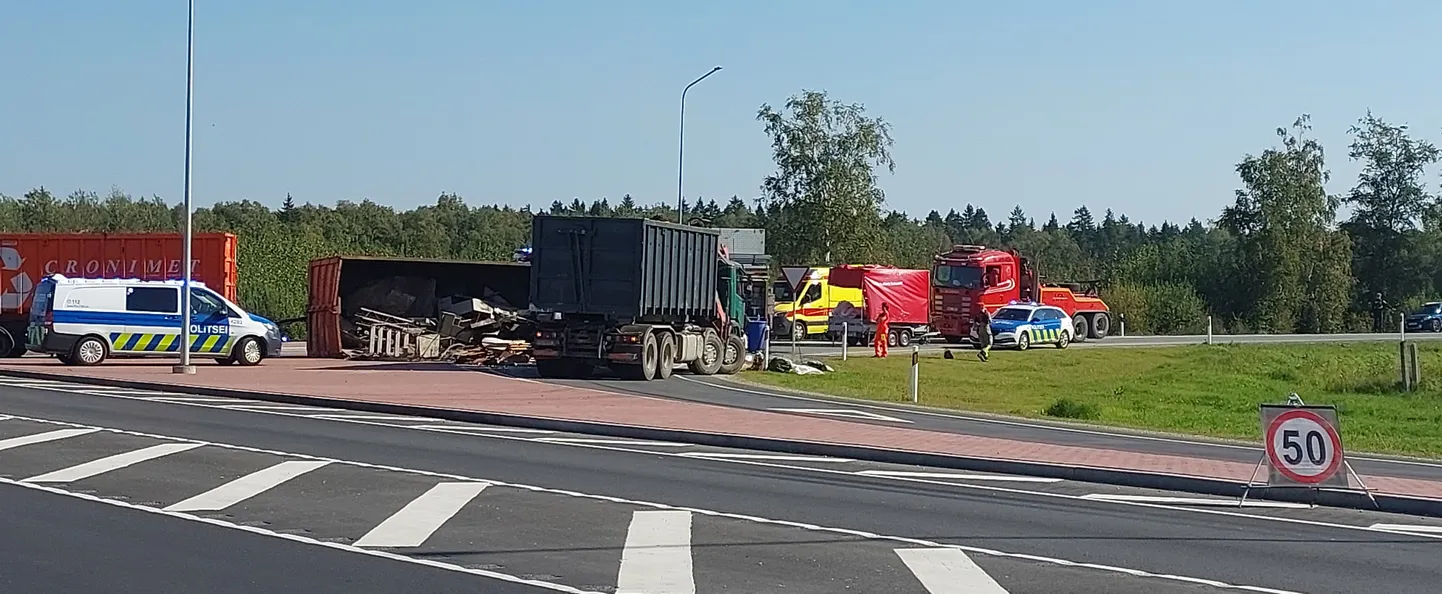 Vanarauakoormaga veok lendas Tallinn-Narva  maanteel Kohtla-Järve teeristis pööret tehes külili.