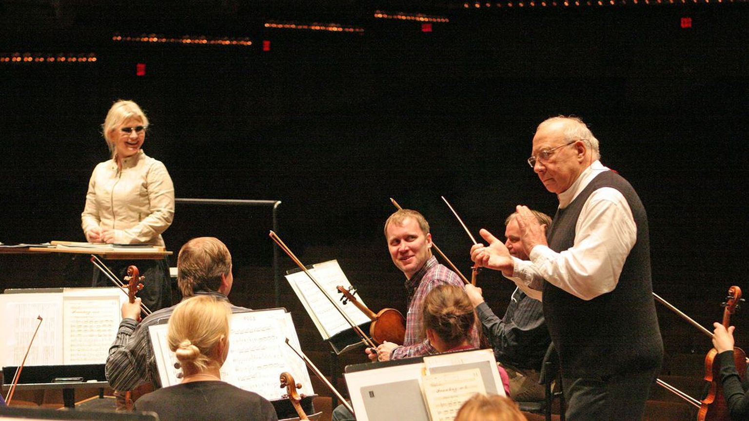 Neeme Järvi maandab enne vastutusrikast New Yorgi kontserti orkestrantide    närvipinget. Tema tegutsemist jälgib ka orkestri direktor Kadri Tali.