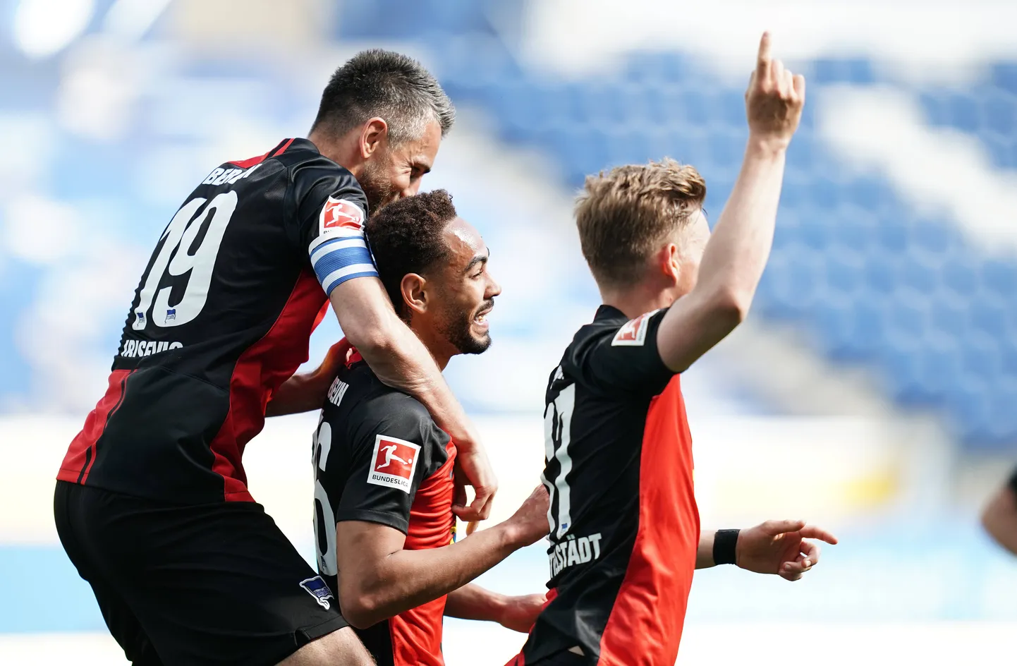 Berliini Hertha mehed tähistasid oma kolmandat väravat üsna tavaliselt, kuid said selle eest Saksamaal kriitikat. Koroonaviirus levib ju endiselt!