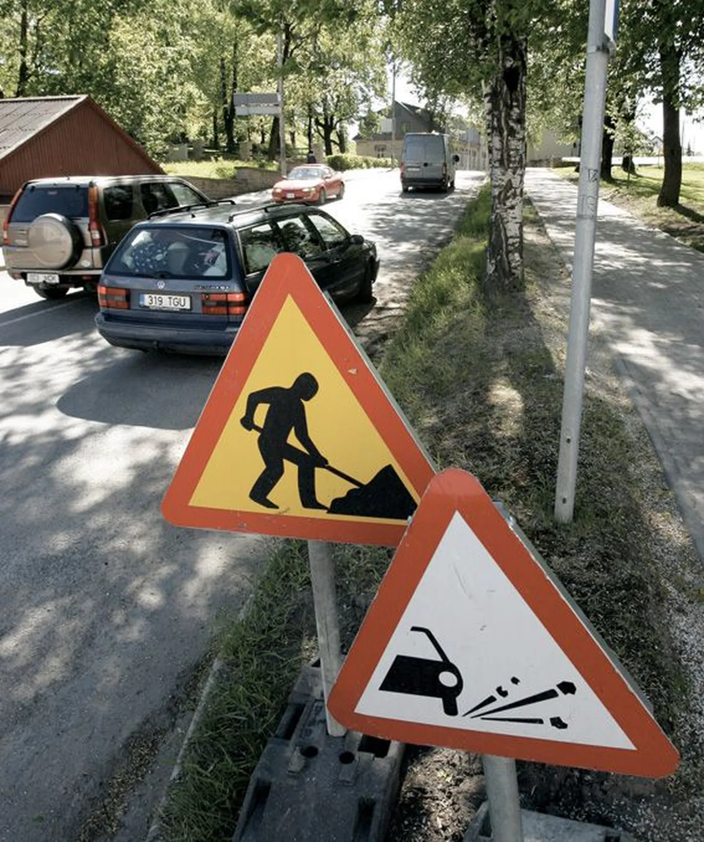 Rakvere tänavatel tehakse praegu sisuliselt vaid hädaabitöid, parandades väiksemaid auke ja pragusid patcheriga, mis jätab teedele palju peenikest killustikku.