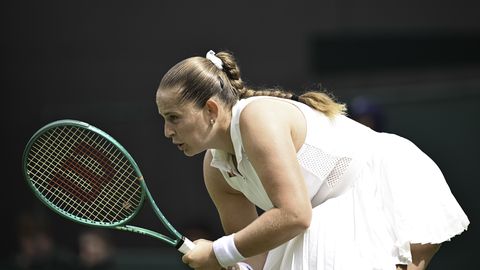 Ostapenko Vimbldonā pēc strīdiņa uzjautrina britu skatītājus