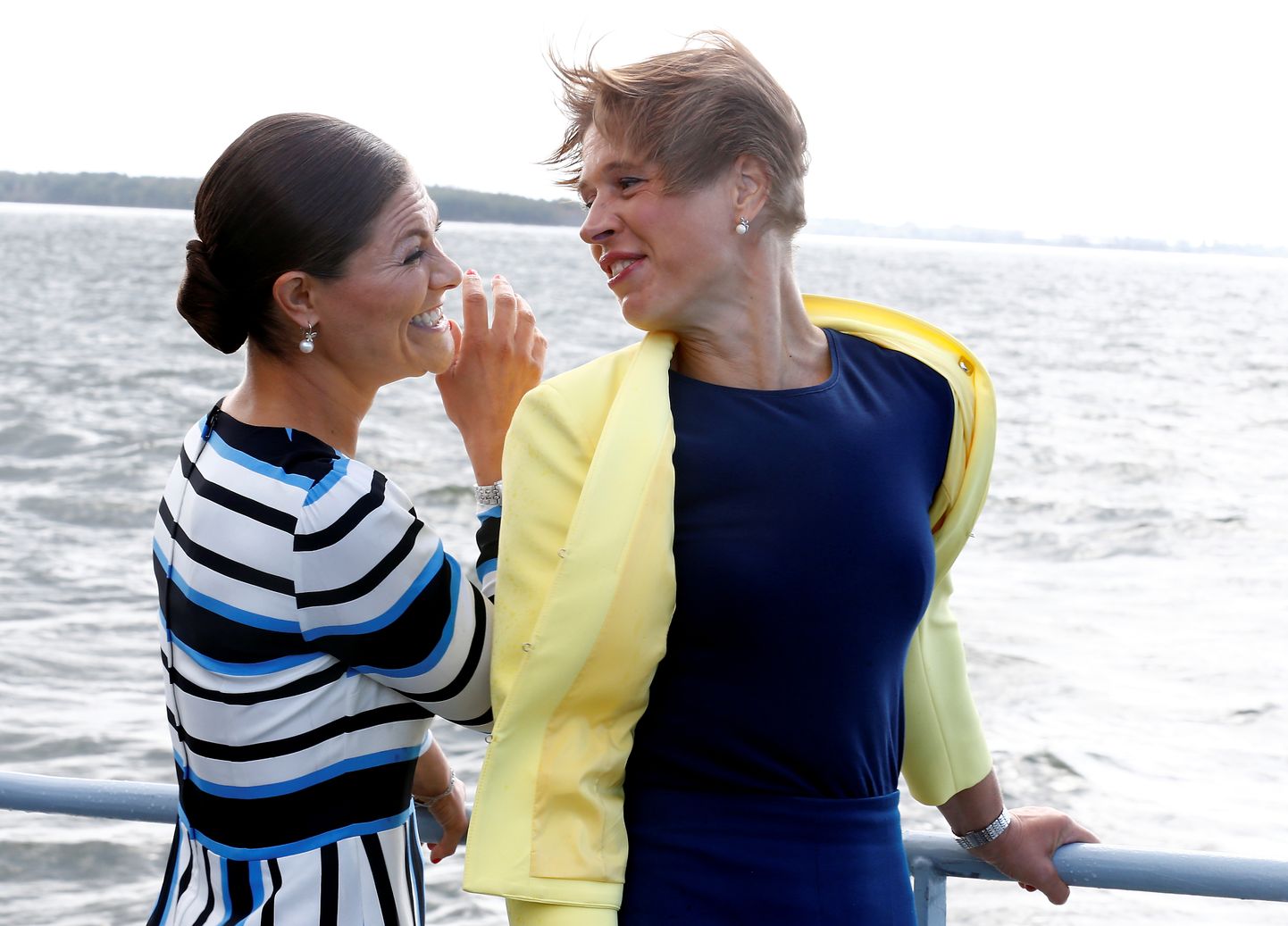 Rootsi kroonprintsess Victoria ja Eesti president Kersti Kaljulaid vestlemas Eesti Mereväe laeva Wambola pardal. 19.08.2018.