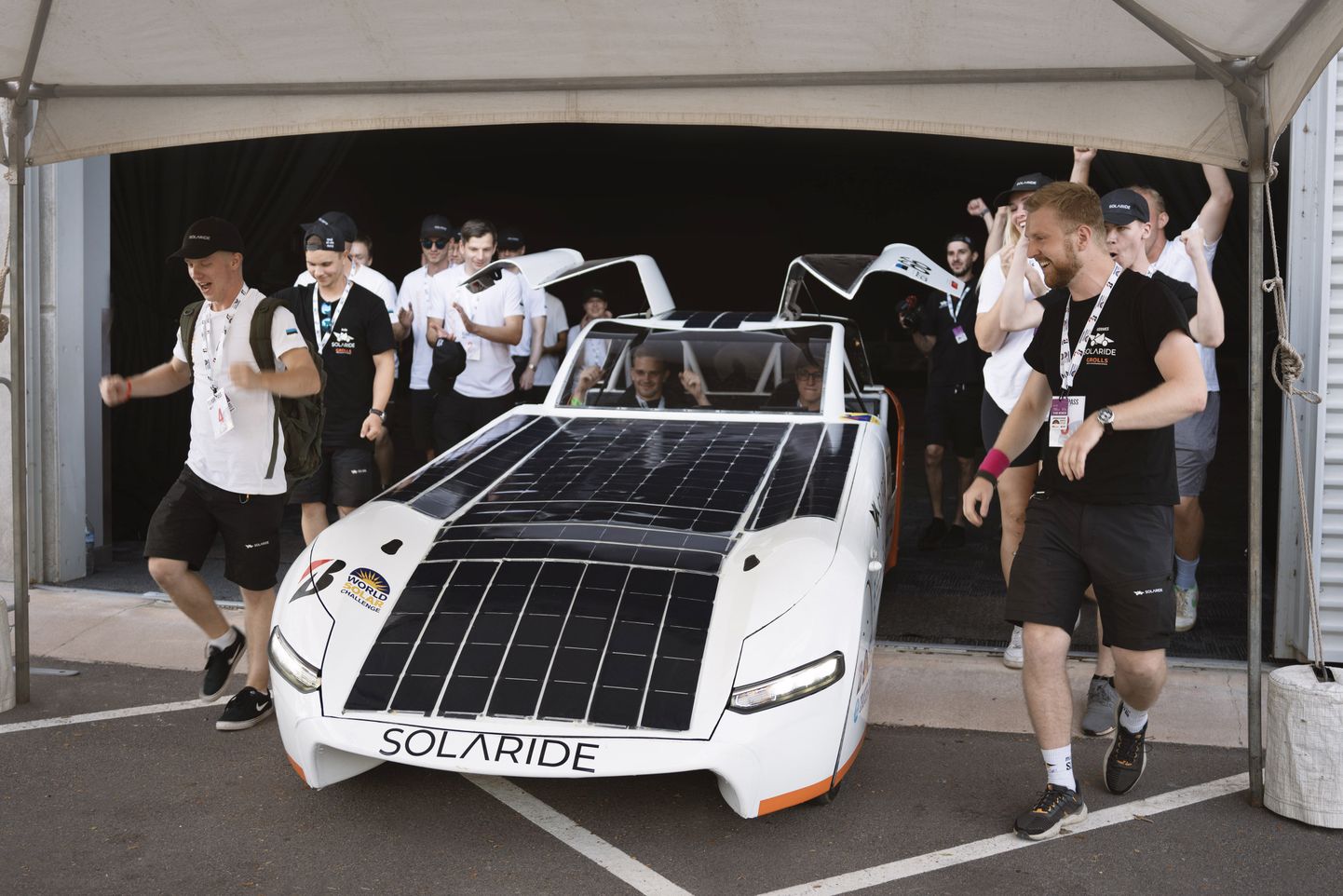 Päikeseautode maailmameistrivõistlustel Austraalias osalev Eesti tudengite sõiduk Solaride ja selle loojad.