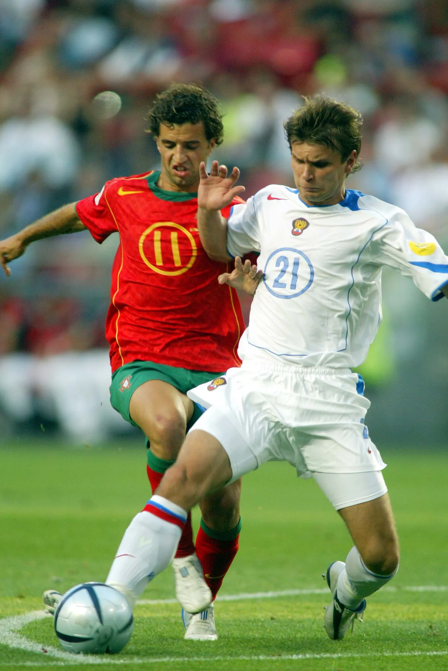 Aleksei Bugajev (paremal) võitlemas 2004. aasta EMil Portugali ässa Simãoga.