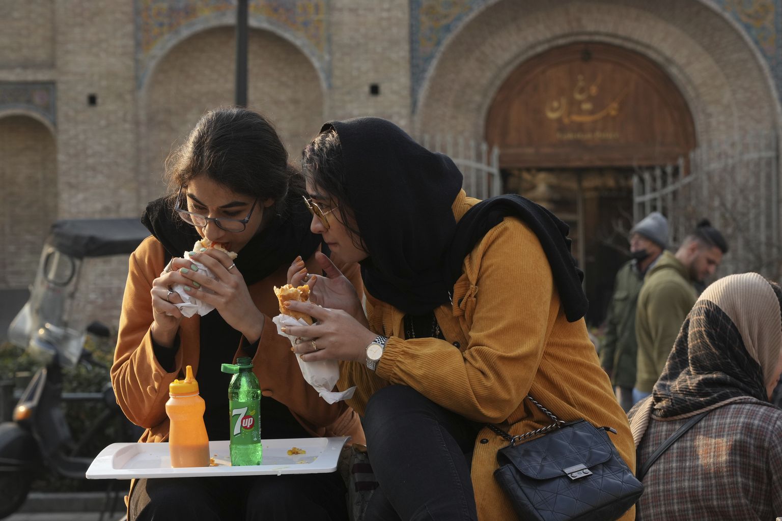 Kaks iraanlannat sel nädalal Teherani välikohvikus.
