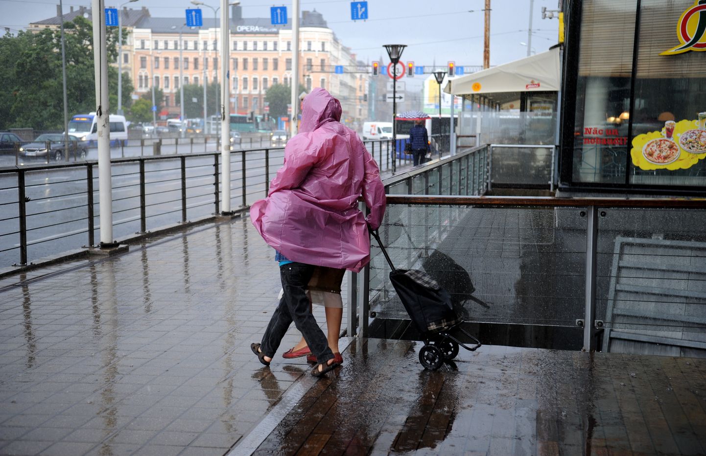 Sieviete ar bērnu lietū.