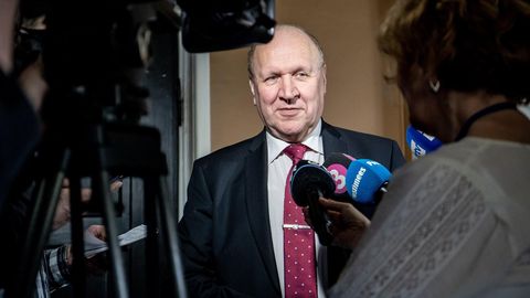 Бывшие министры Эстонии: Март Хельме, уйди в отставку!