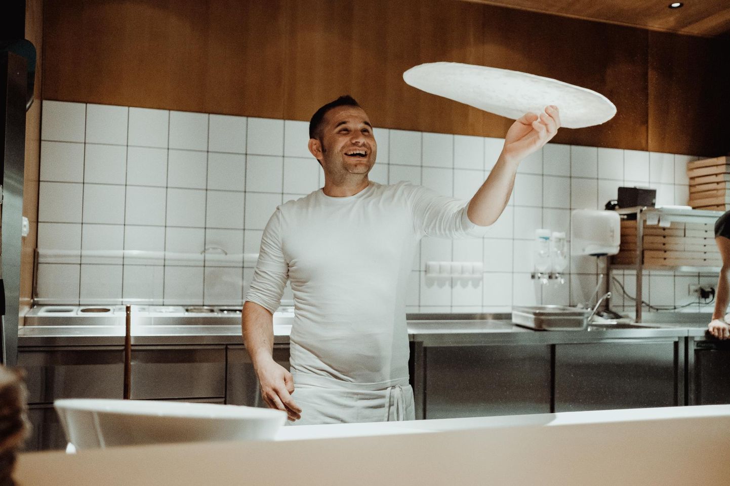 Itaaliast päris kokk Fabio Skenders Demirxhi käib riigist riiki õpetamas hea pitsa valmistamise saladusi.