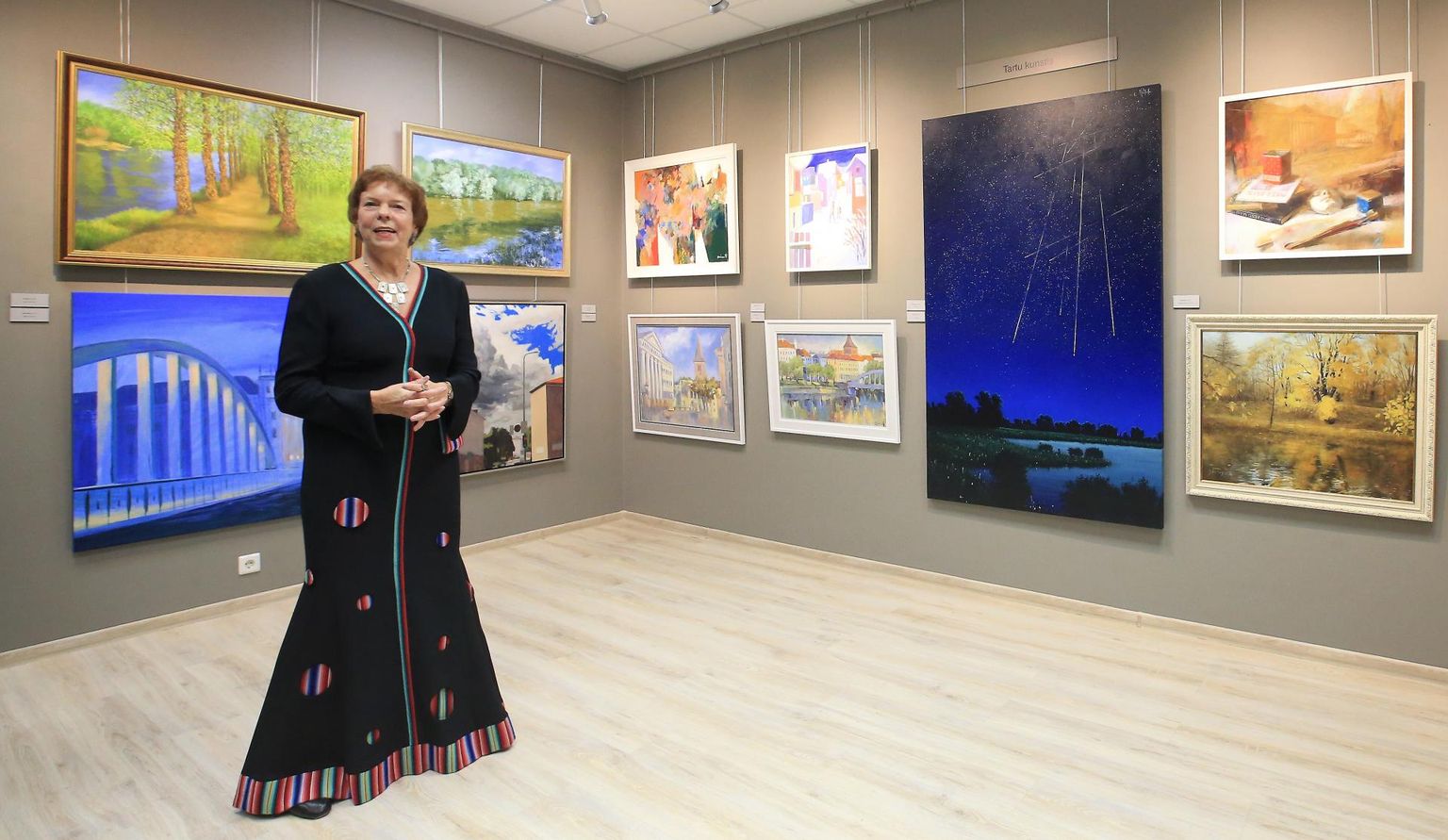 E-kunstisalongi omanik Tiia Karelson tutvustas salongi 25. aastapäevaks koostatud näitust «Tartu kunstis».
