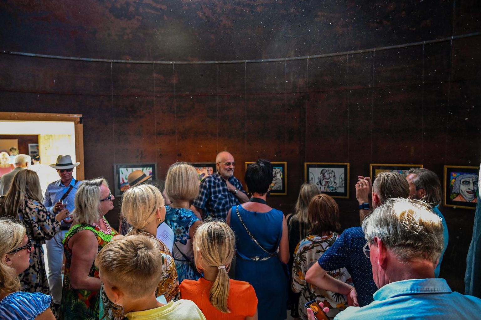 Jüri Arraku akvarelliloomingule on omane õhulisus. Hetk näituse avamiselt.