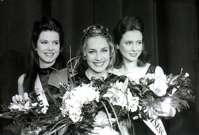 Keskel Eesti Miss Estonia 1994 Eva-Maria Laan, vasakul I printsess Kristi Meriväli, paremal II printsess Natalia Nopponen.