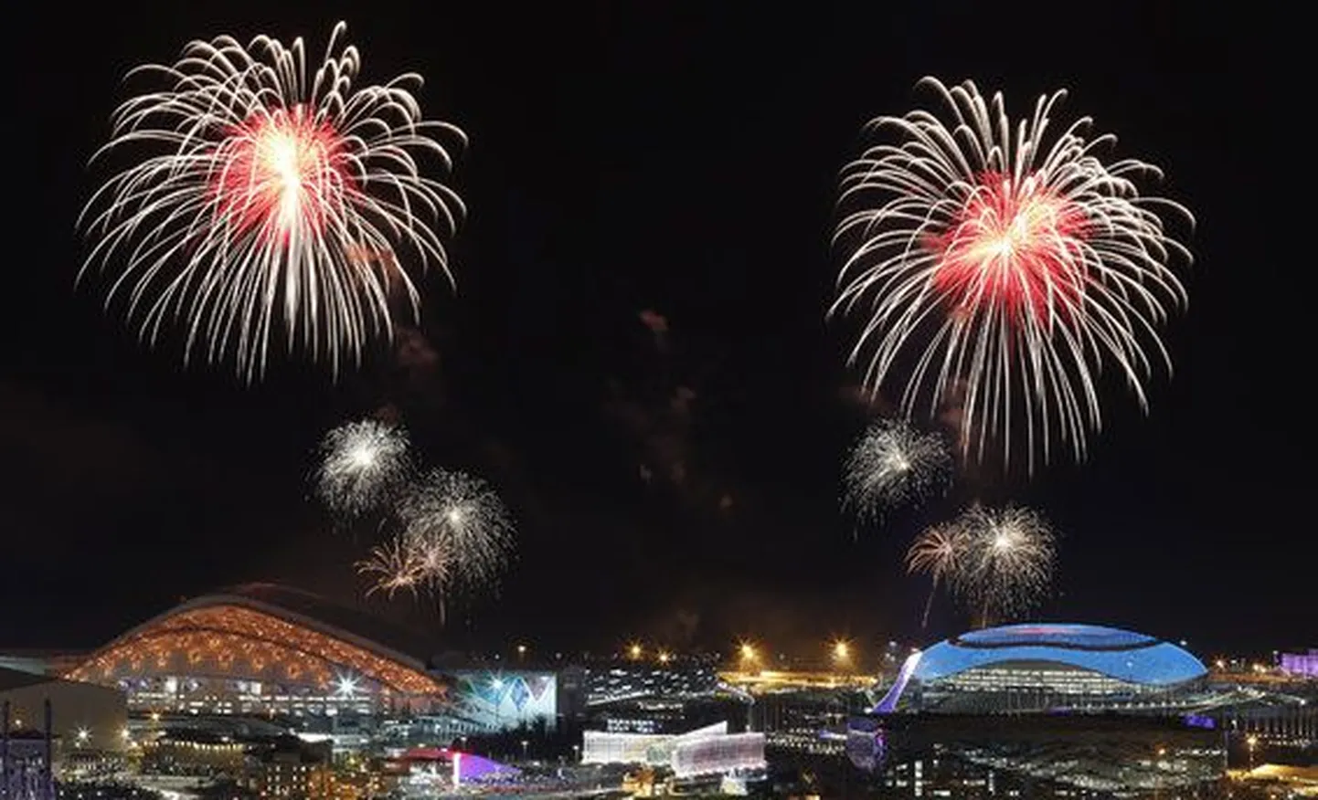 Фейерверк над олимпийским Сочи.