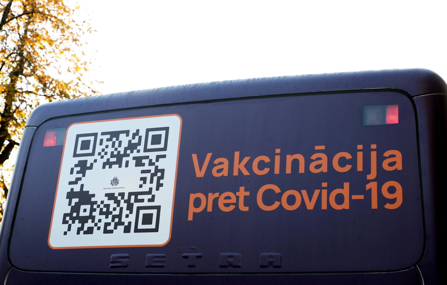 Izbraukuma vakcinācijai pret Covid-19 speciāli pielāgotais autobuss pie Zasulauka stacijas.