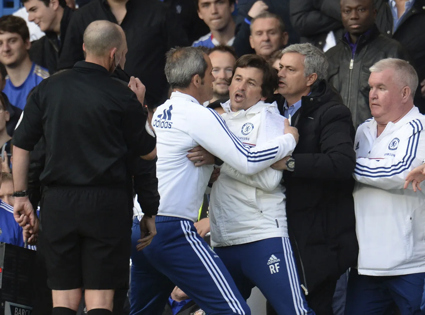 Chelsea abitreener Rui Faria (keskel) ärritus kohtumises Sunderlandiga kohtunike otsuste peale.