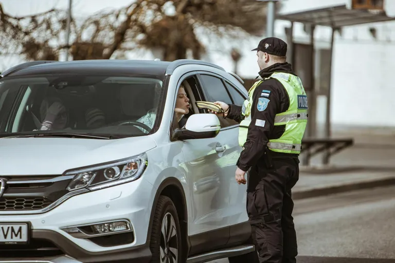 Pärnu puhumisreidil kontrolliti ligi 1900 autojuhti, kellest kuus ei pääsenud väärteo vormistamisest.