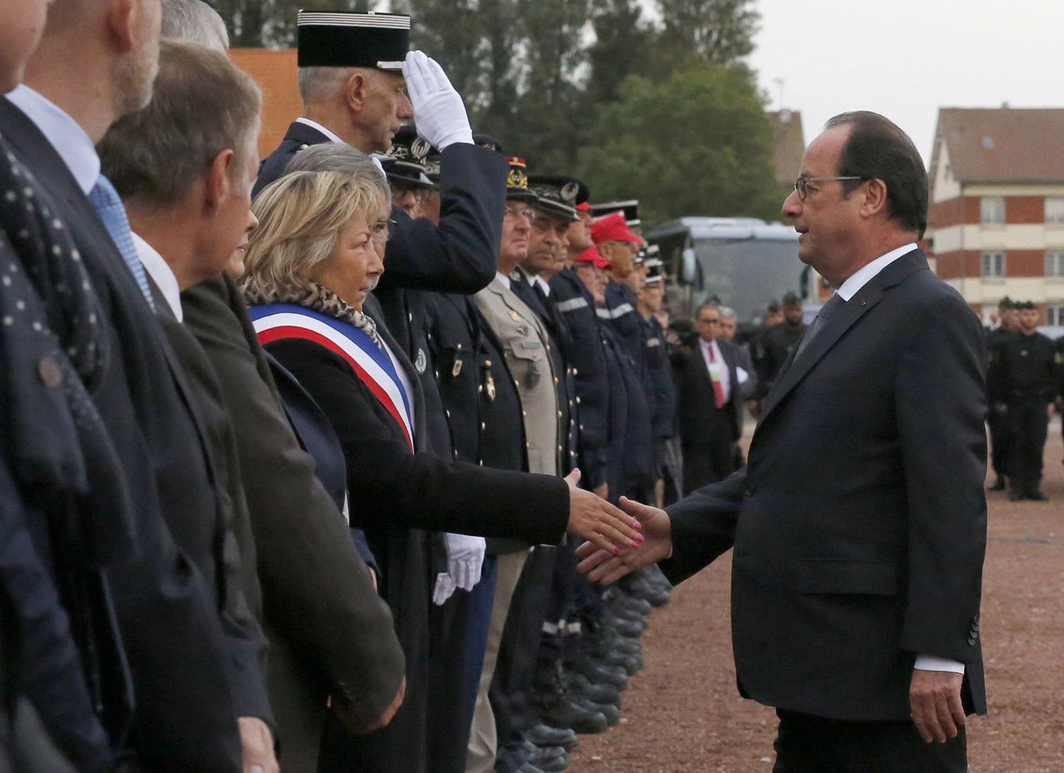 Prantsuse president Francois Hollande kätlemas Calais' linnapead Natacha Bouchart'i