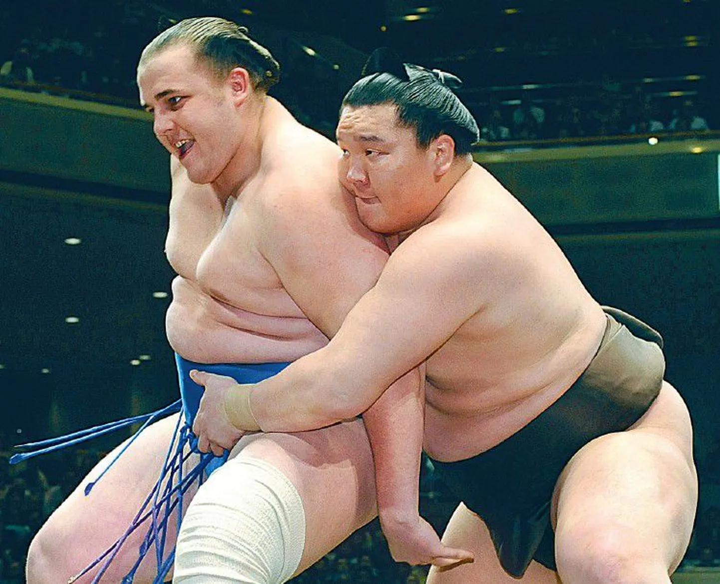 Baruto (vasakul) maadlemas turniirivõidu võtnud yokozuna Hakuhoga.