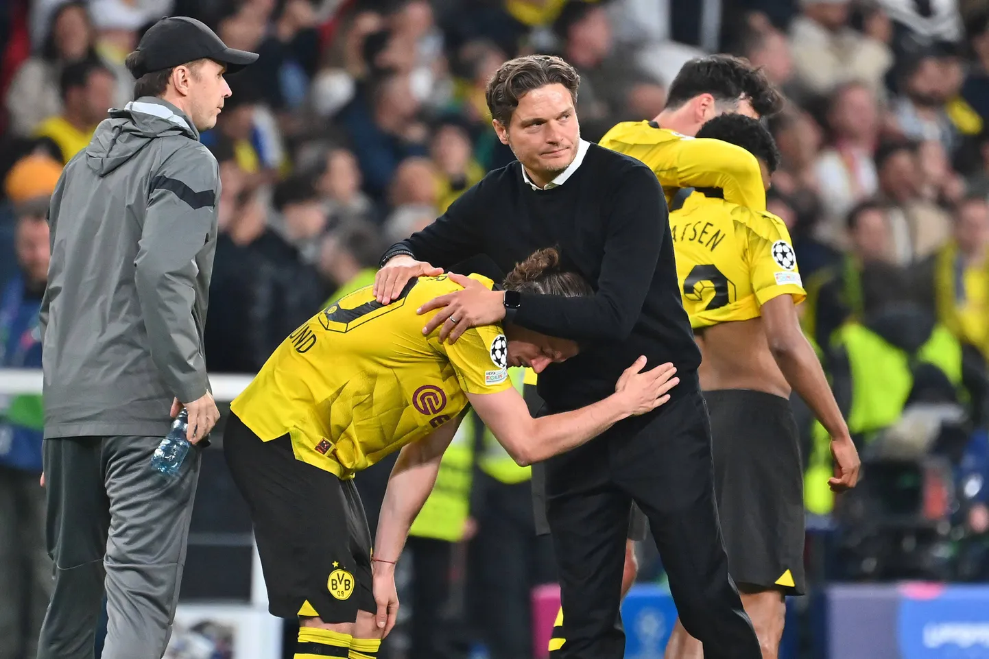 Dortmundi Borussia peatreener Edin Terzic (keskel) lohutab kaotuse järel hoolealust Marcel Sabitzeri.