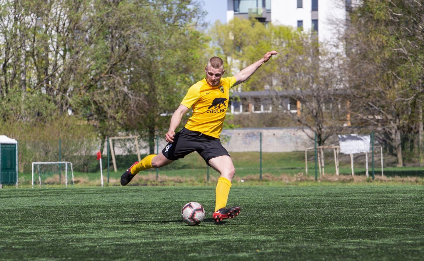 Pärnu Vapruse jalgpallimeeskonnast kutsuti olude sunnil koondisse Magnus Villota (pildil) ja Marek Kaljumäe.