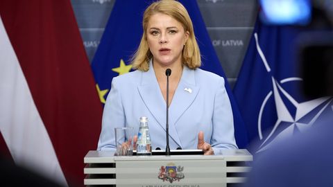 Latvija ir gatava ieguldīt arī Eiropas militārās industrijas kapacitātē, uzsver Siliņa