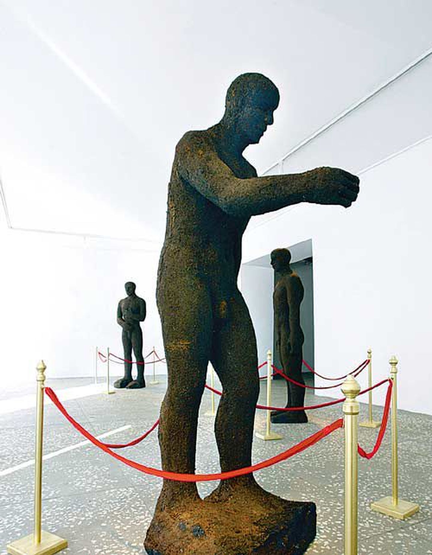 Haruldased eksponaadid: Kirke Kangro on vorminud rammu­­sast mustast mullast elusuuruses mehed.