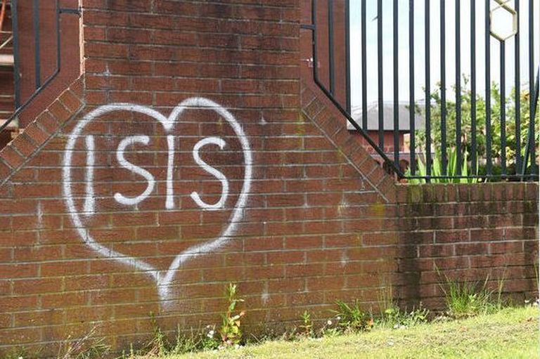 Manchesteri rünnaku järel seinale tehtud grafiti, mis viitab Islamiriigile