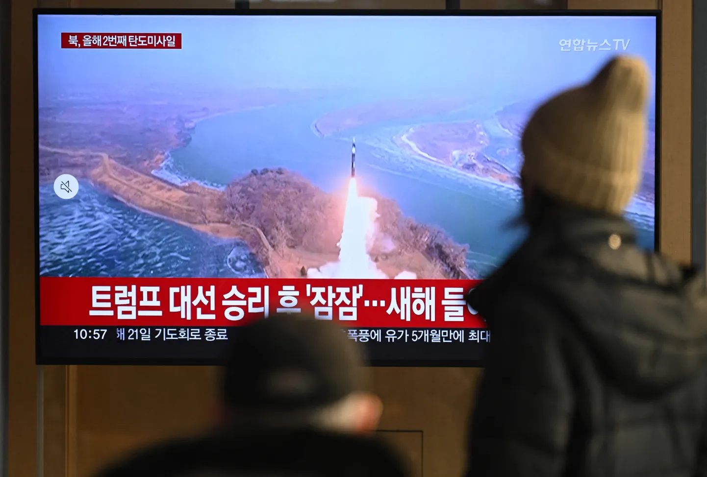 Reisijad jälgivad sel 14. jaanuaril tehtud fotol Lõuna-Korea pealinna Souli ühes raudteejaamas asuvast televiisorist uudiseid stalinistliku Põhja-Korea järjekordse ballistilise raketi katsetuse kohta.