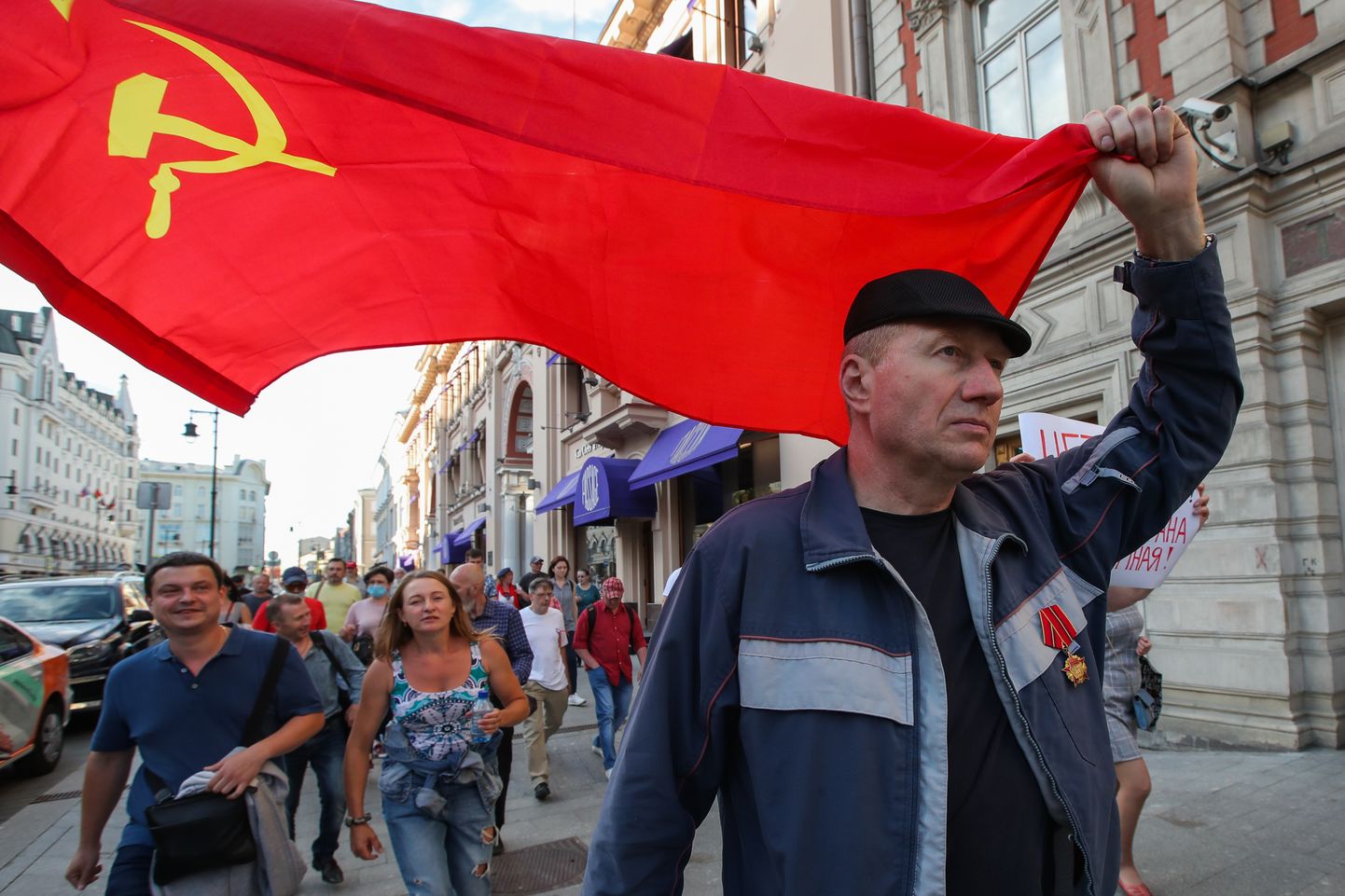 Nõukogude Liidu lippu kandev meeleavaldaja Moskvas.