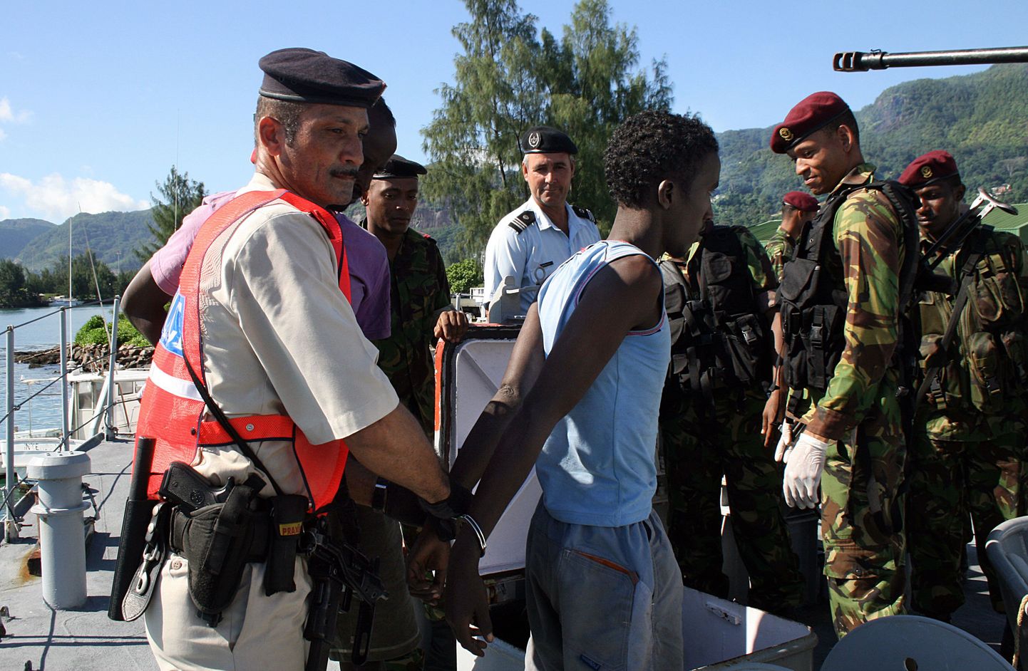 Seišeillide korrakaitsjad vahistatud Somaalia piraadiga.