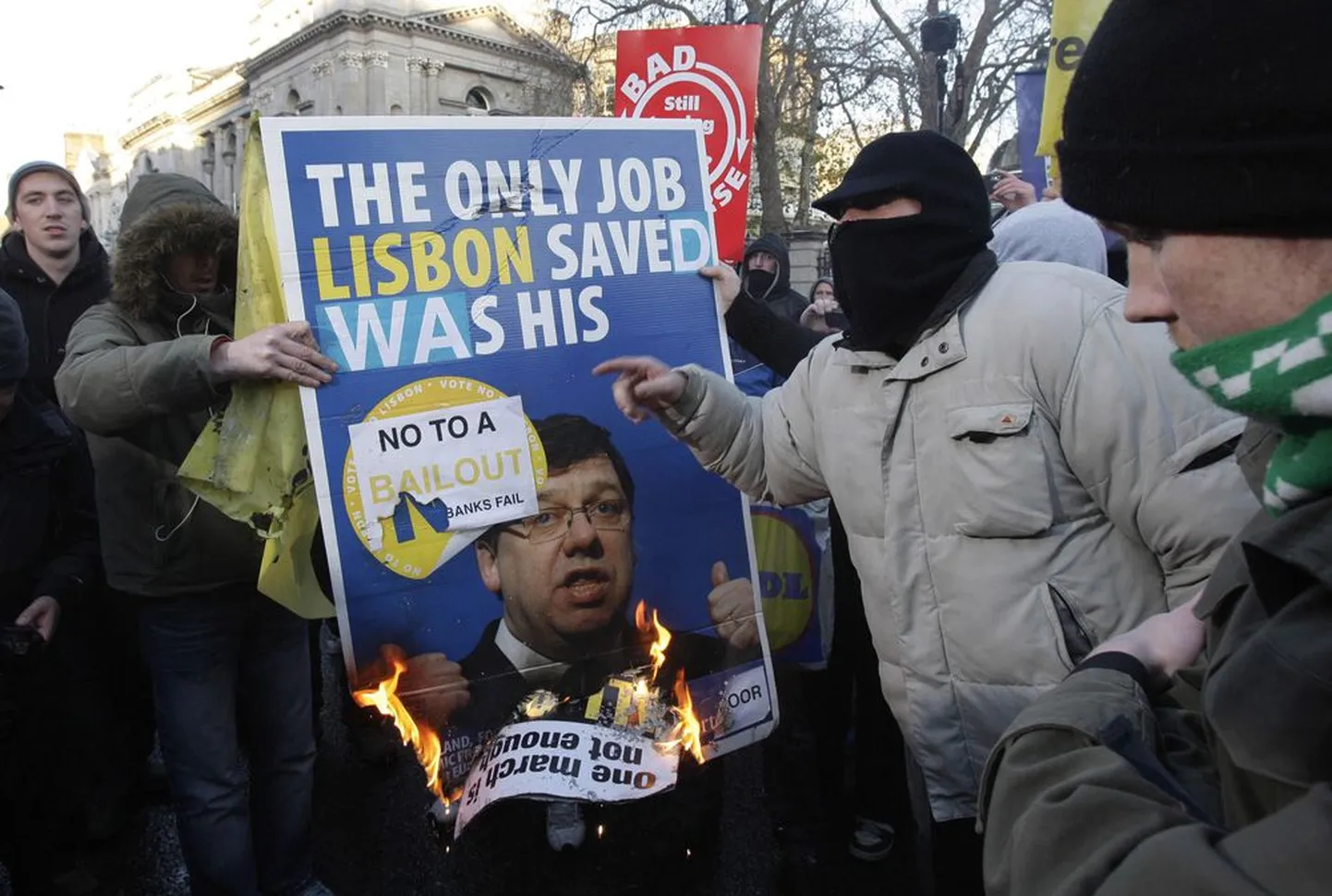 Iirimaa peaminister Brian Cowen (plakatil) kaotab järjest poolehoidjaid.